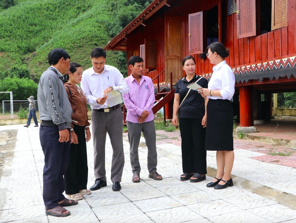Cán bộ Trung tâm Trợ giúp pháp lý Nhà nước số 1 tỉnh Quảng Ngãi tuyên truyền, tư vấn kiến thức trợ giúp pháp lý cho người dân vùng đồng bào DTTS và miền núi (Ảnh Đ.H)