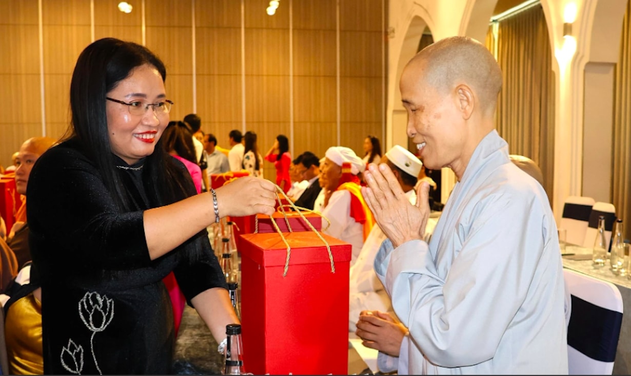 Bà Chamaléa Thị Thủy, Giám đốc Sở Dân tộc và Tôn giáo tỉnh Khánh Hoà tặng quà cho đại diện các tổ chức tôn giáo (Ảnh T.N)
