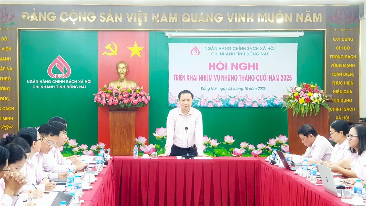 Giám đốc NHCSXH chi nhánh tỉnh Đồng Nai Lê Bá Chuyên phát biểu chủ trì tại Hội nghị triển khai nhiệm vụ những tháng cuối năm 2025 Giám đốc NHCSXH chi nhánh tỉnh Đồng Nai Lê Bá Chuyên phát biểu chủ trì tại hội nghị triển khai nhiệm vụ những tháng cuối năm 2025