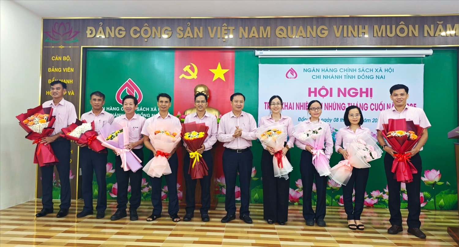 Giám đốc NHCSXH chi nhánh tỉnh Đồng Nai Lê Bá Chuyên tặng hoa chúc mừng các tập thể đạt thành tích xuất sắc trong 9 tháng đầu năm Giám đốc NHCSXH chi nhánh tỉnh Đồng Nai Lê Bá Chuyên tặng hoa chúc mừng các tập thể đạt thành tích xuất sắc trong 9 tháng đầu năm
