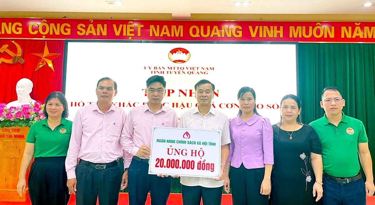 Lãnh đạo  NNHCSXH chi nhánh tỉnh Tuyên Quang  trao hỗ trợ tỉnh khắc phục hậu quả cơn bão số 10, thông qua UBMTTQ Việt Nam tỉnh
