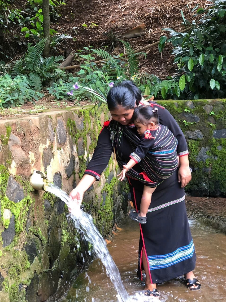 Mẹ con người Ê Đê bên giọt nước của buôn