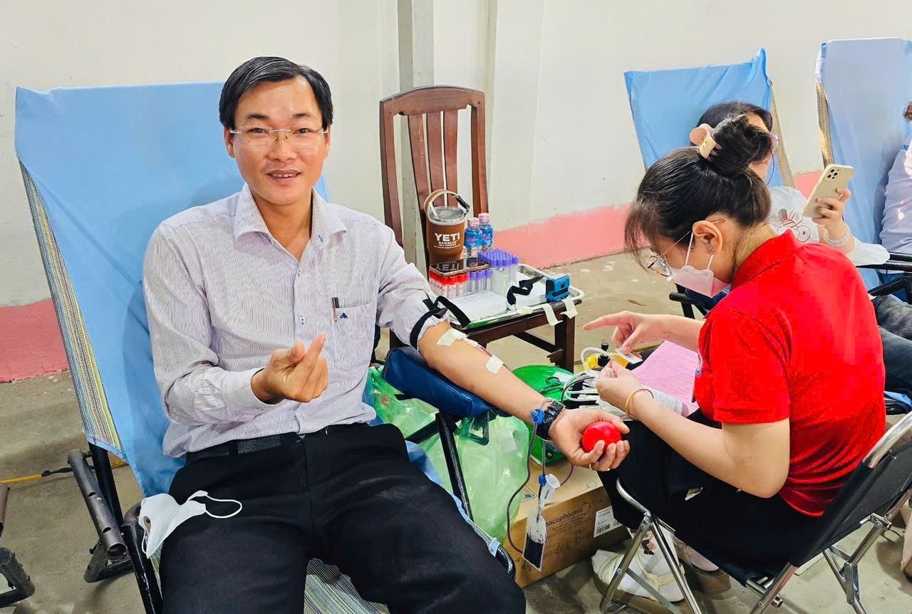 Anh Nguyễn Văn Dương trong một lần tham gia hiến máu nhân đạo. Anh Nguyễn Văn Dương trong một lần tham gia hiến máu nhân đạo.