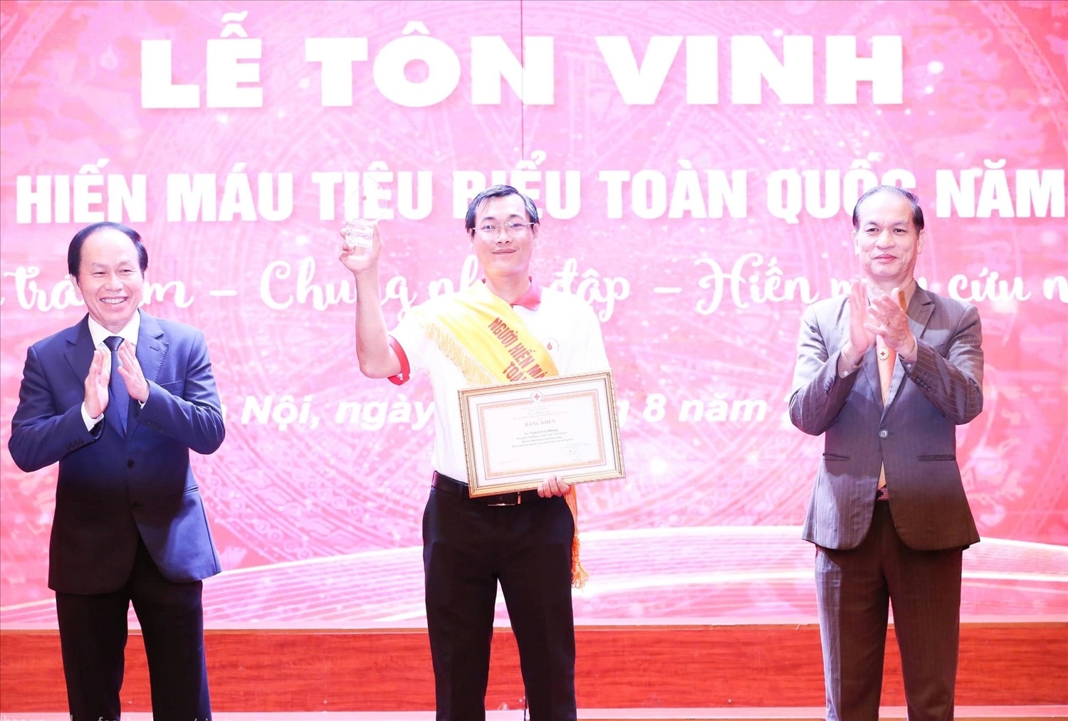 Anh Nguyễn Văn Dương nhận Bằng khen tại Lễ tôn vinh Người hiến máu tiêu biểu toàn quốc năm 2022. Anh Nguyễn Văn Dương nhận Bằng khen tại Lễ tôn vinh Người hiến máu tiêu biểu toàn quốc năm 2022.