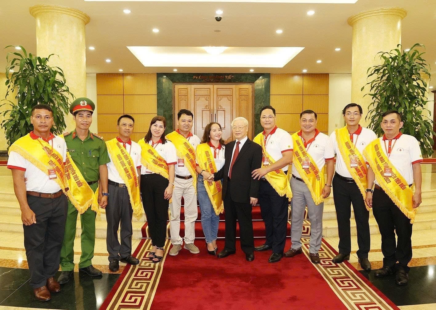 Cố Tổng Bí thư Nguyễn Phú Trọng động viên anh Dương (thứ 2 từ phải qua) và những tấm gương tiêu biểu toàn quốc trong phong trào hiến máu nhân đạo năm 2022. (Ảnh: NVCC) Cố Tổng Bí thư Nguyễn Phú Trọng động viên anh Dương (thứ 2 từ phải qua) và những tấm gương tiêu biểu toàn quốc trong phong trào hiến máu nhân đạo năm 2022. (Ảnh: NVCC)