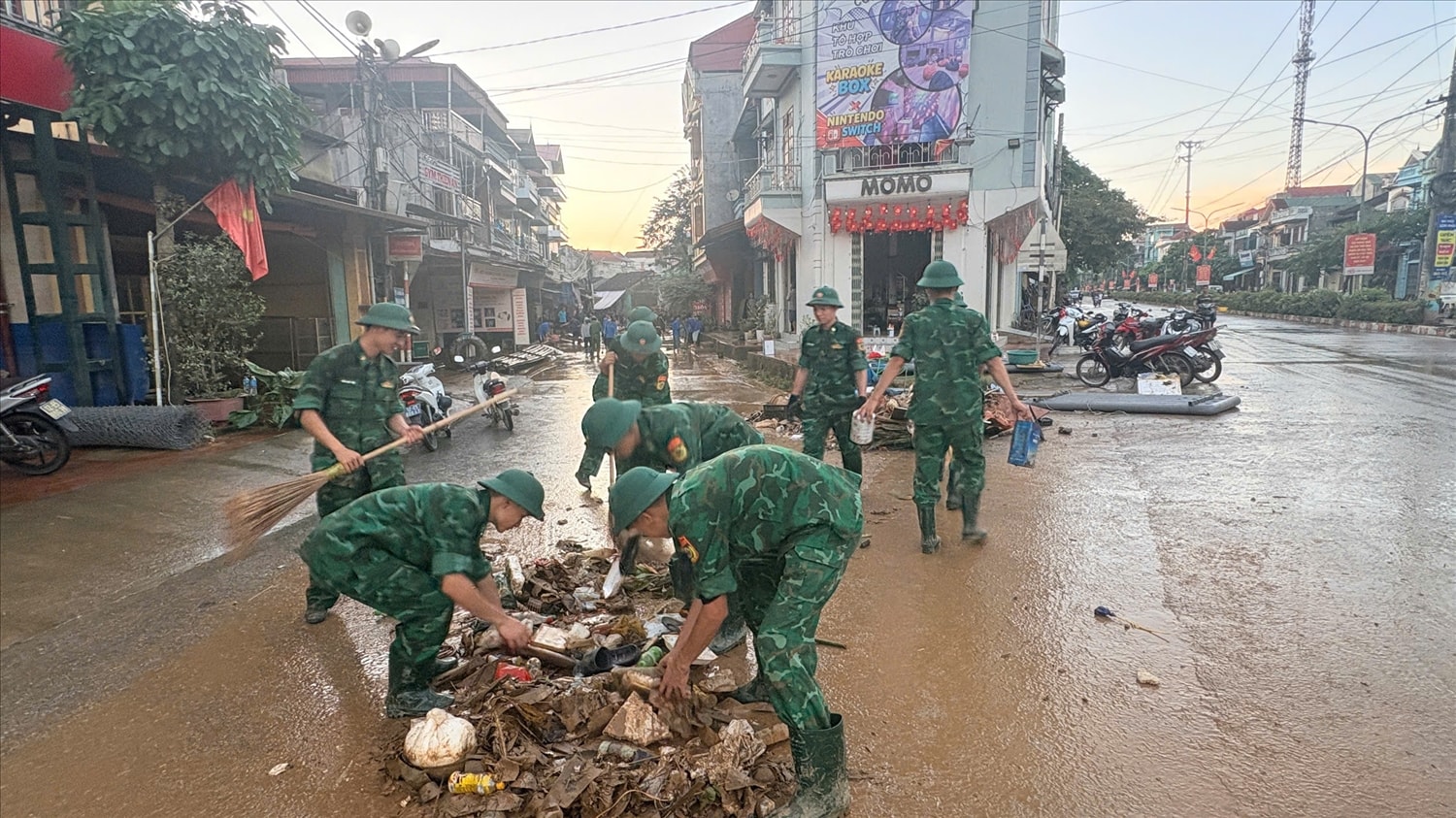 Cán bộ, chiến sĩ Đồn Biên phòng Pò Mã hỗ trợ Nhân dân xã Thất Khê dọn dẹp sau bão lũ