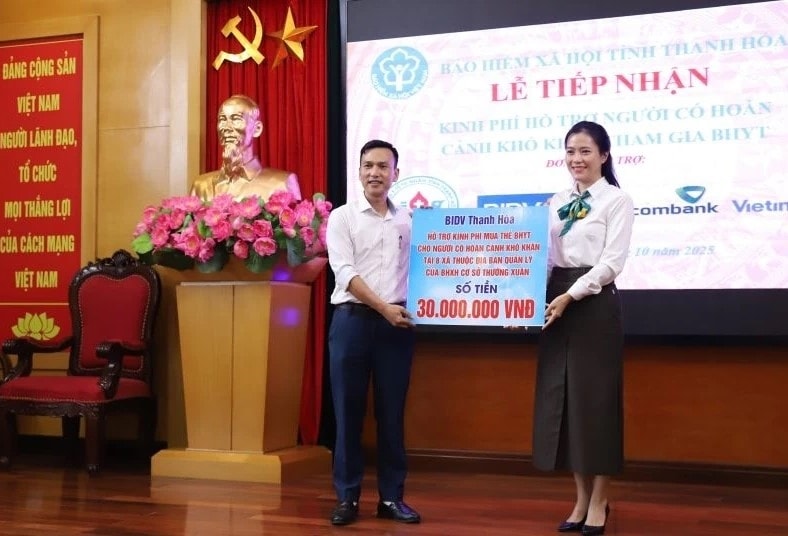Đại diện lãnh đạo Ngân hàng Thương mại CP Đầu tư và Phát triển Việt Nam Chi nhánh Thanh Hóa trao hỗ trợ đóng BHYT cho người có hoàn cảnh khó khăn