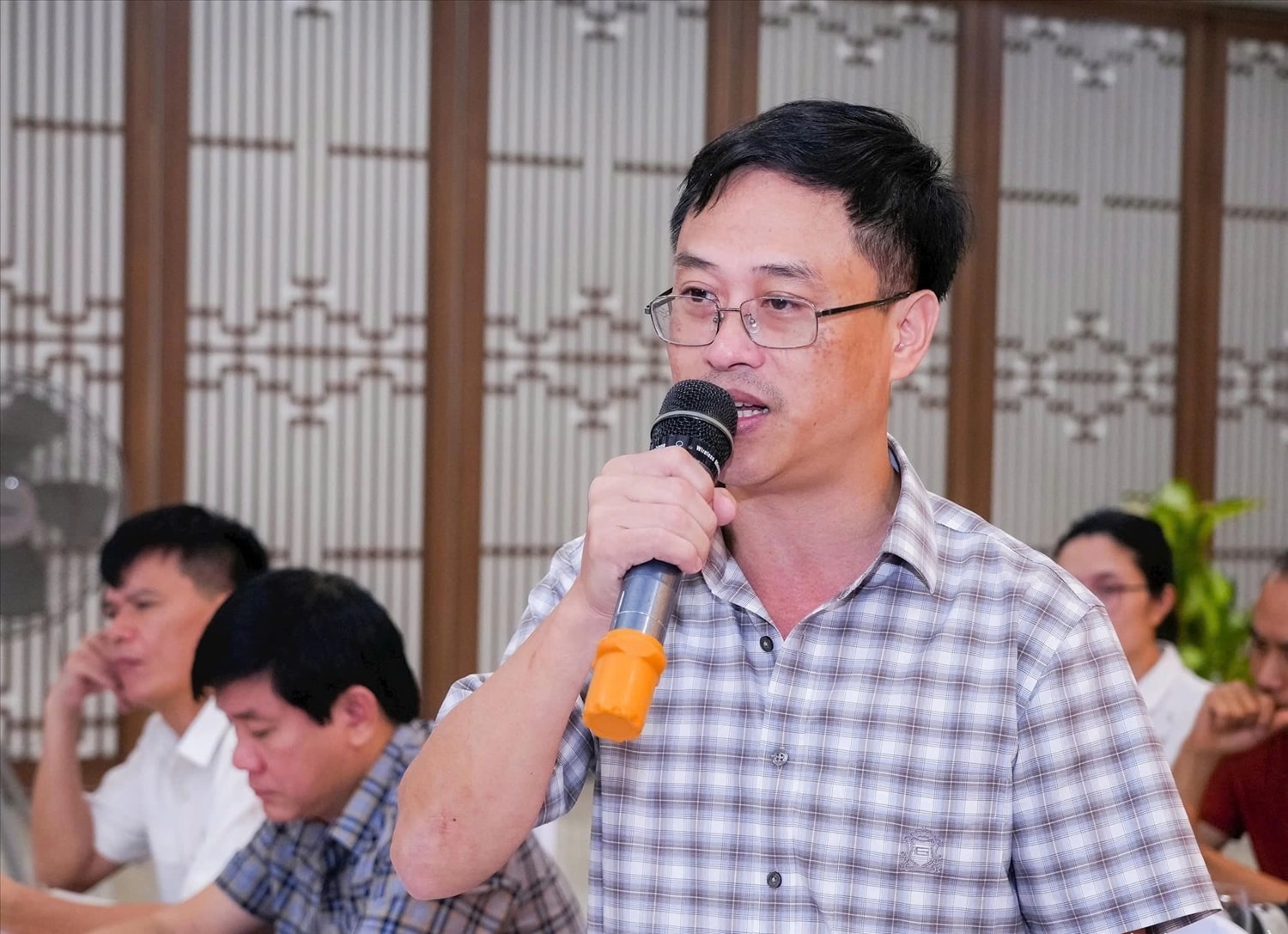 Ông Nguyễn Hồng Tuấn- Phó giám đốc Sở Tài Chính Nghệ An thôn tin về tiến độ chi trả chế độ cho đối tượng nghỉ việc tại họp báo (Ảnh: K.H)