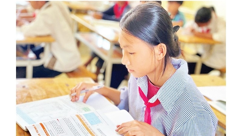 Học sinh vùng cao với quyển sách Mỹ thuật trong bộ Chân trời sáng tạo (Ảnh MH)