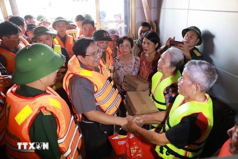 Thủ tướng Phạm Minh Chính chỉ đạo công tác cứu hộ, cứu nạn và động viên nhân dân khu vực ngập lụt tại Thái Nguyên. Ảnh: Dương Giang/TTXVN