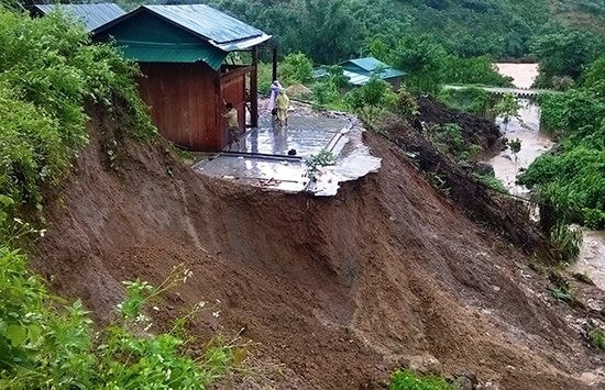 Nguy cơ sạt lở đất diễn ra ở nhiều địa phương có địa hình đồi núi cao (Ảnh TL)