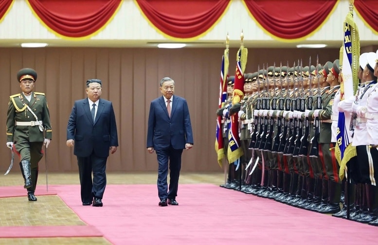 Tổng Bí thư Đảng Lao động Triều Tiên, Chủ tịch Quốc vụ Triều Tiên Kim Jong Un và Tổng Bí thư Tô Lâm duyệt đội danh dự