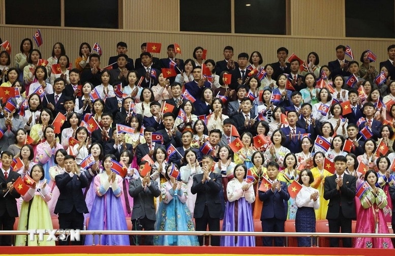  Trên khán đài, quần chúng nhân dân, hân hoan giơ cao vẫy cờ hai nước và hô vang chào đón Tổng Bí thư Tô Lâm và Đoàn đại biểu cấp cao Việt Nam.