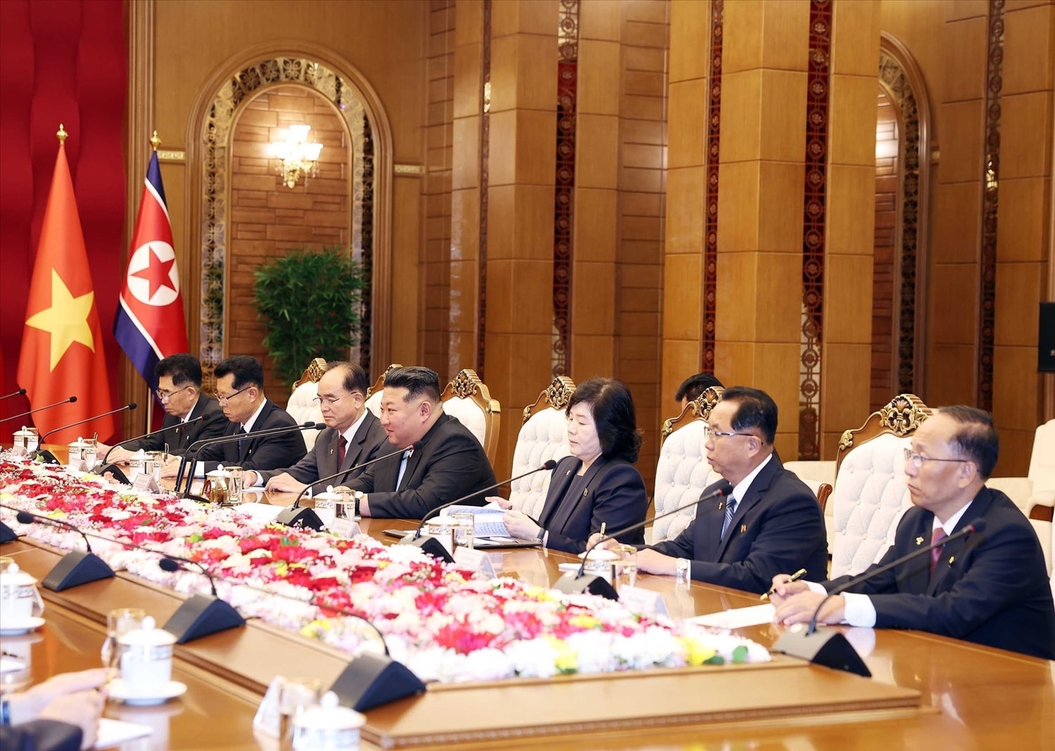 Tổng Bí thư, Chủ tịch Quốc vụ CHDCND Triều Tiên Kim Jong Un và Đoàn cấp cao Triều Tiên tại cuộc hội đàm với Tổng Bí thư Tô Lâm. (Ảnh: TTXVN)