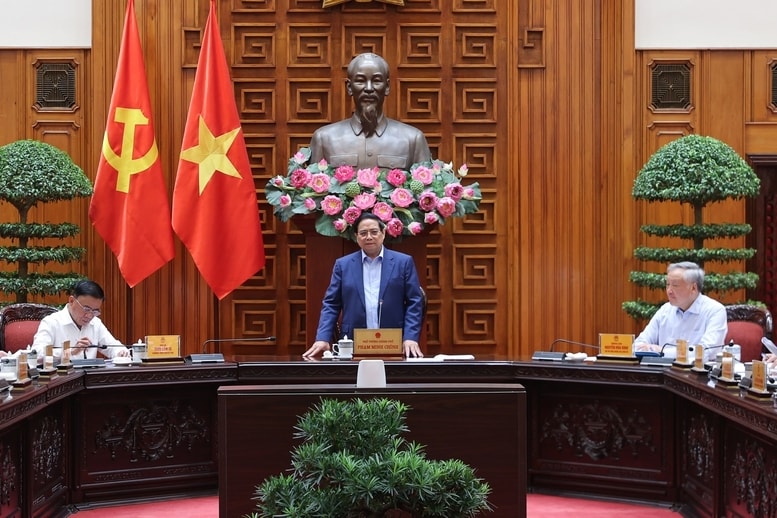 Thủ tướng yêu cầu tổ chức thăm hỏi, động viên, hỗ trợ các gia đình có người bị chết, bị mất tích; tiếp tục huy động lực lượng tổ chức tìm kiếm những người mất tích; tiếp tục rà soát, huy động các lực lượng, phương tiện, bằng mọi giá tiếp cận các khu vực đang bị chia cắt để tiếp tế nhu yếu phẩm - Ảnh: VGP/Nhật Bắc