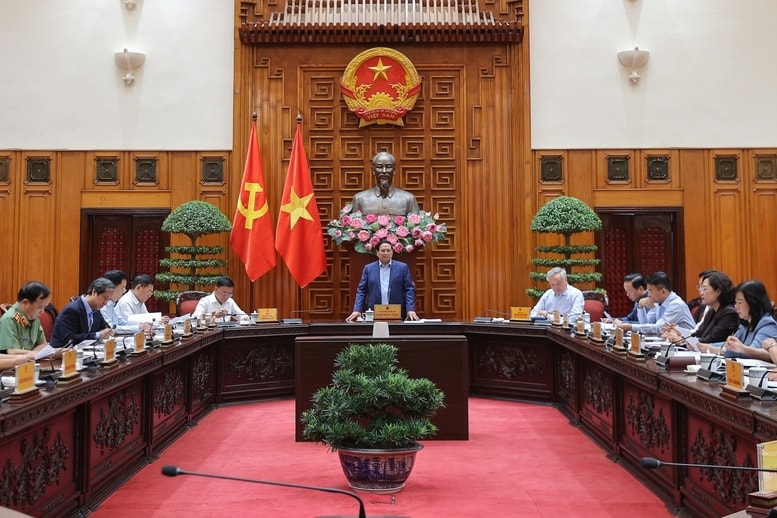 Thủ tướng lưu ý các cơ quan, các bộ, ngành, các địa phương kịp thời khen thưởng, tôn vinh những điển hình, người tốt, việc tốt, gương cống hiến, hy sinh và phê bình, xử lý các chủ thể không hoàn thành nhiệm vụ, phản ứng không kịp thời, vô cảm với mất mát, thiệt hại của nhân dân - Ảnh: VGP/Nhật Bắc