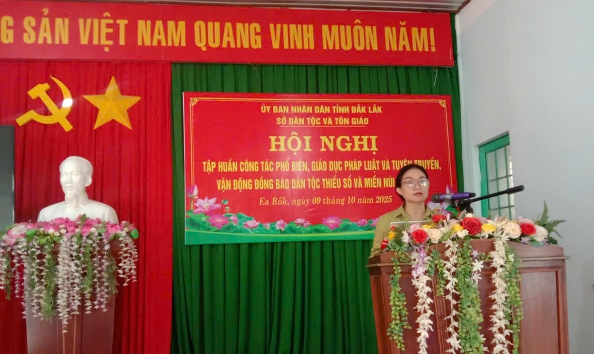 Phó Giám đốc Sở Dân tộc và Tôn giáo tỉnh Đắk Lắk Nay H’Nan chia sẻ tại hội nghị (Ảnh: Lê Hường)