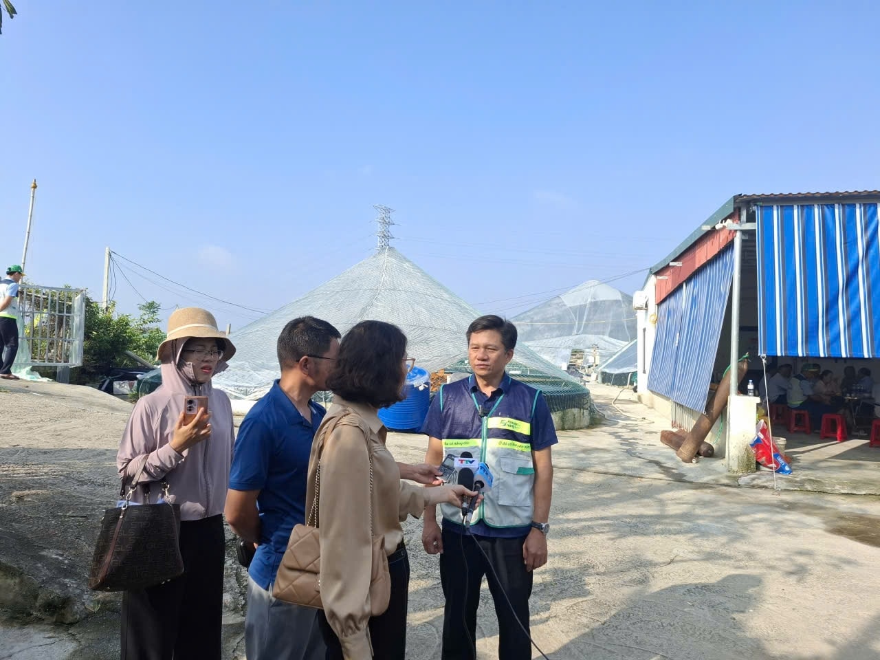 Ông Lê Minh Lịnh, Phó Giám đốc Trung tâm Khuyến nông Quốc gia trao đổi với phóng viên về công tác hỗ trợ khắc phục hậu quả và định hướng sản xuất cho người dân trong thời gian tới.
