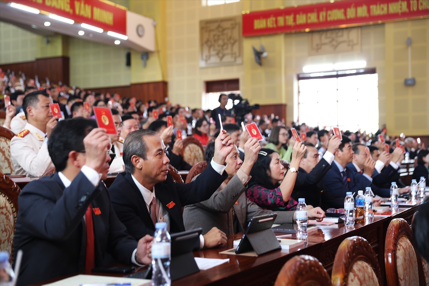 Các đại biểu thống nhất thông qua chương trình làm việc tại phiên trù bị Đại hội Đảng bộ tỉnh Lâm Đồng lần thứ I