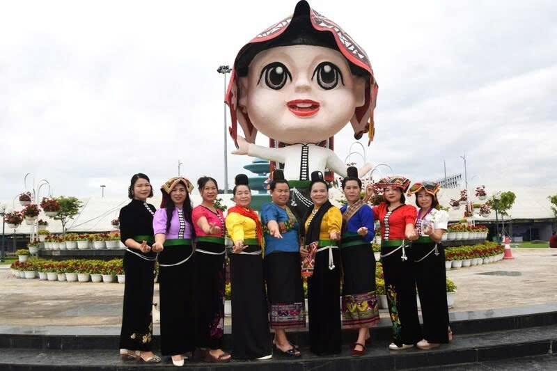 Mascot cô gái Thái phục vụ nhân dân và du khách checkin tại Ngày hội văn hóa các dân tộc tỉnh Sơn La. Ảnh: Trường Sơn