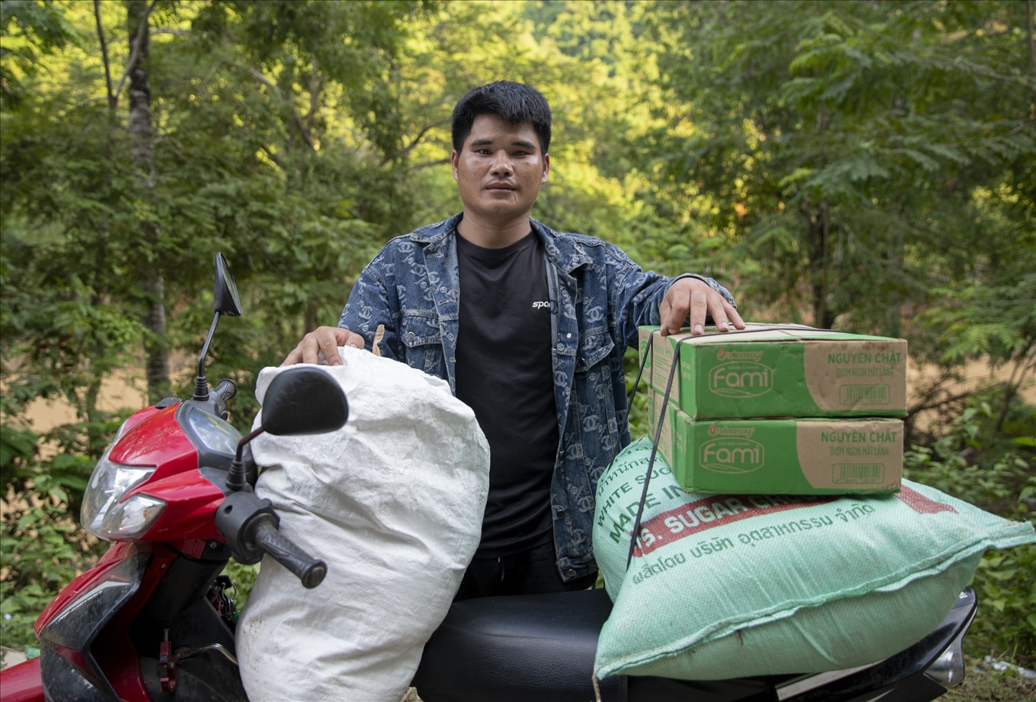 Anh Vi Văn Ly, một người dân bản Đửa, xúc động kể: 