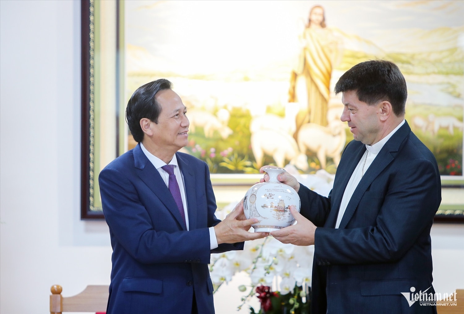 Bộ trưởng Đào Ngọc Dung tặng quà cho đại diện thường trú Tòa thánh Vatican tại Việt Nam. Ảnh: Xuân Ngọc