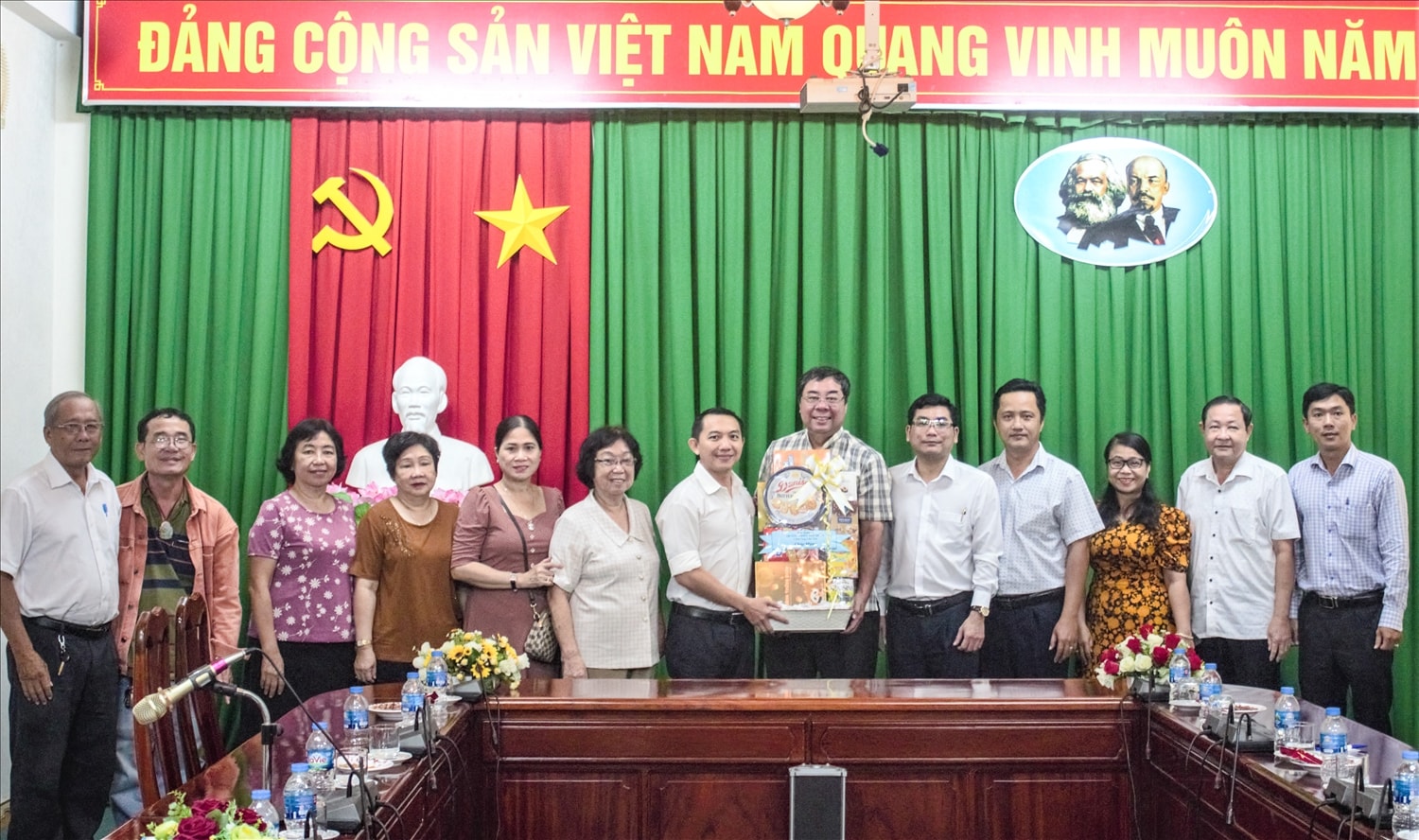Ban Đại diện Hội quán Quản Triệu trao tặng quà tới Vụ Tuyên truyền công tác dân tộc, tôn giáo bộ phận tại Cần Thơ