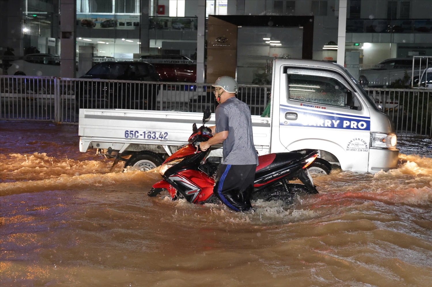 (BÀI PHẢN ÁNH) Triều cường gây ngập sâu: Cuộc sống của mgười dân Cần Thơ đảo lộn, chật vật tát nước và chuyển đồ 6
