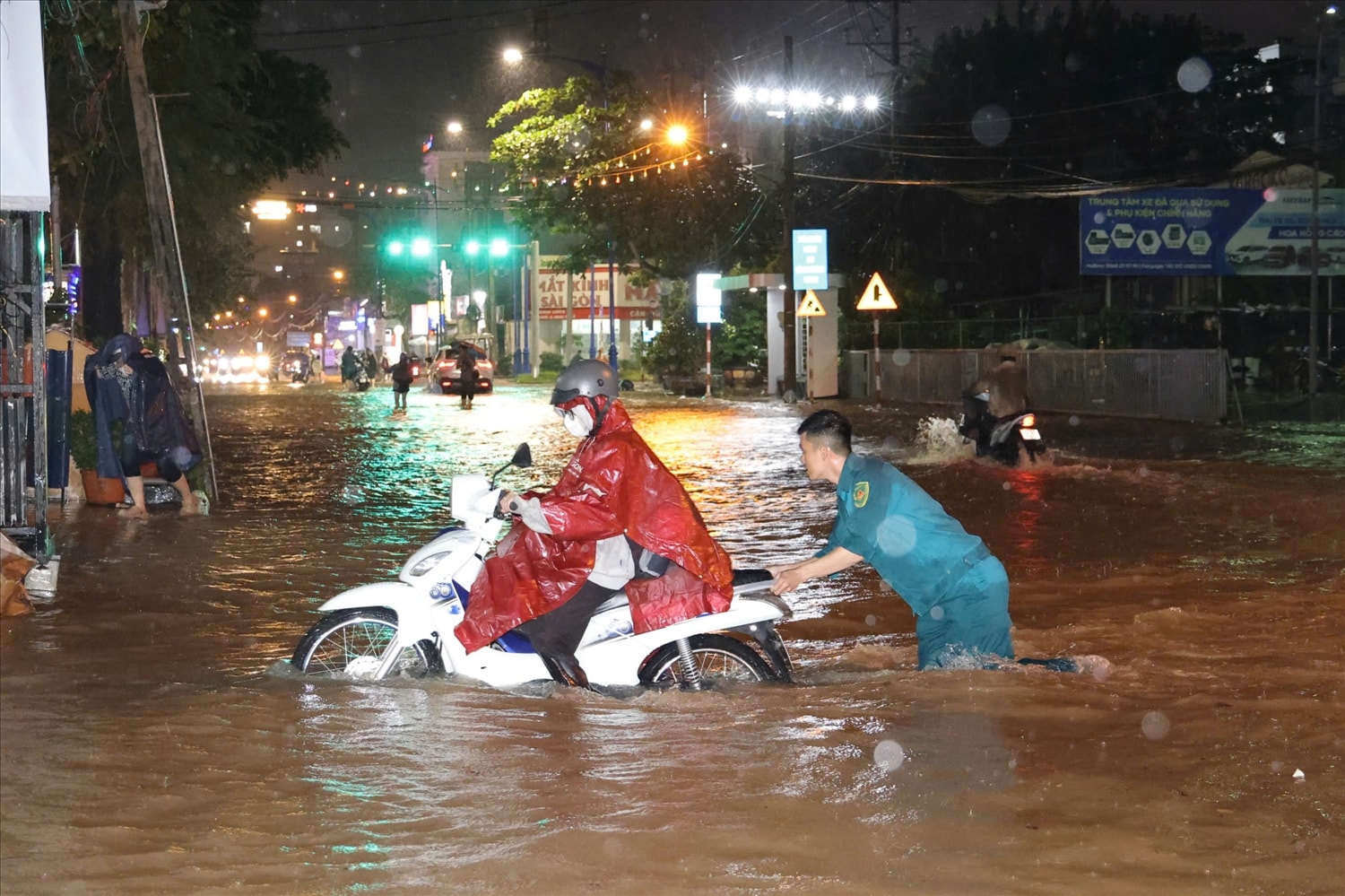 Hàng loạt phương tiện, chủ yếu là xe gắn máy, bị nước vào động cơ gây chết máy