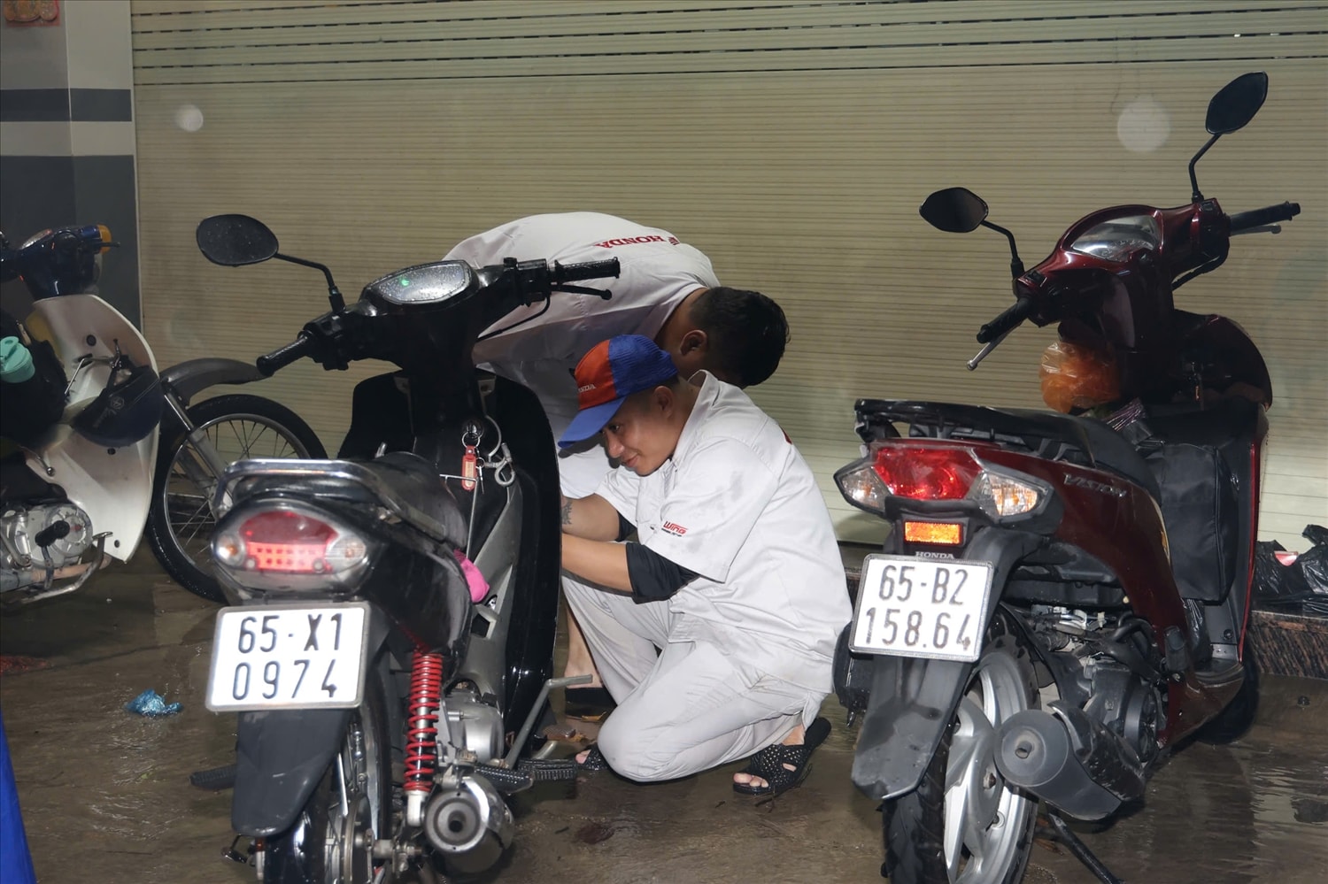 Một số công ty và cá nhân túc trực tại các điểm ngập sâu để hỗ trợ người dân miễn phí. 