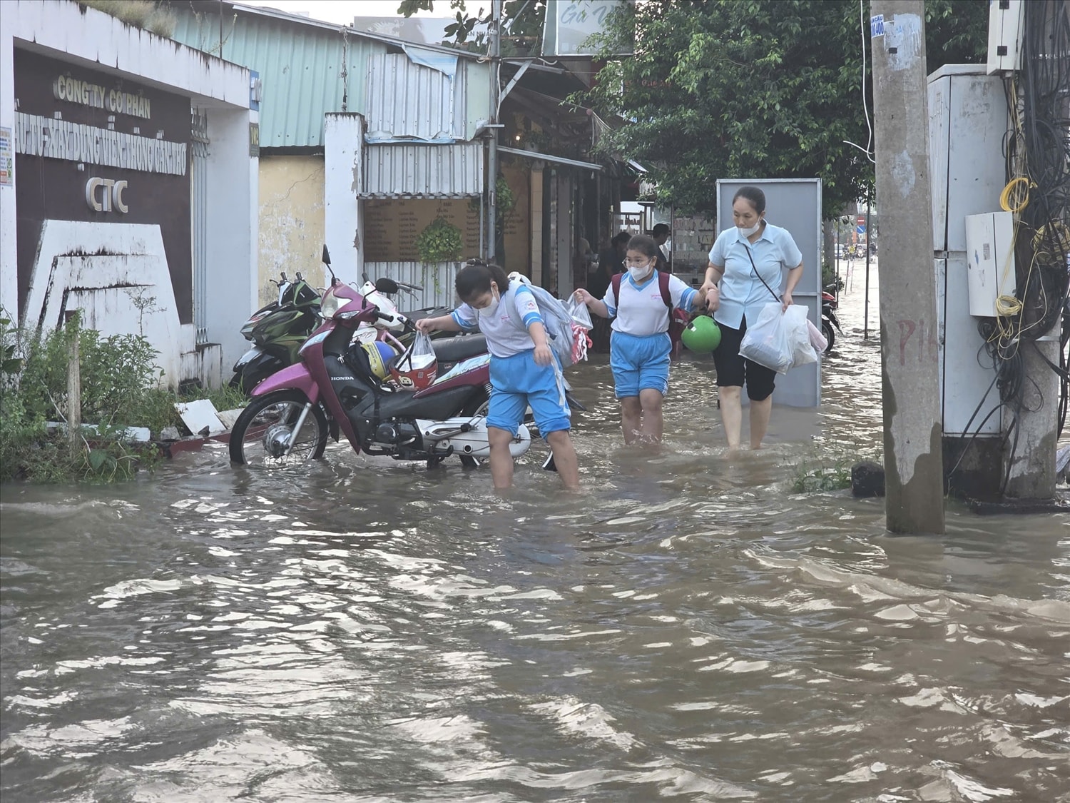 (BÀI PHẢN ÁNH) Triều cường gây ngập sâu: Cuộc sống của mgười dân Cần Thơ đảo lộn, chật vật tát nước và chuyển đồ 2