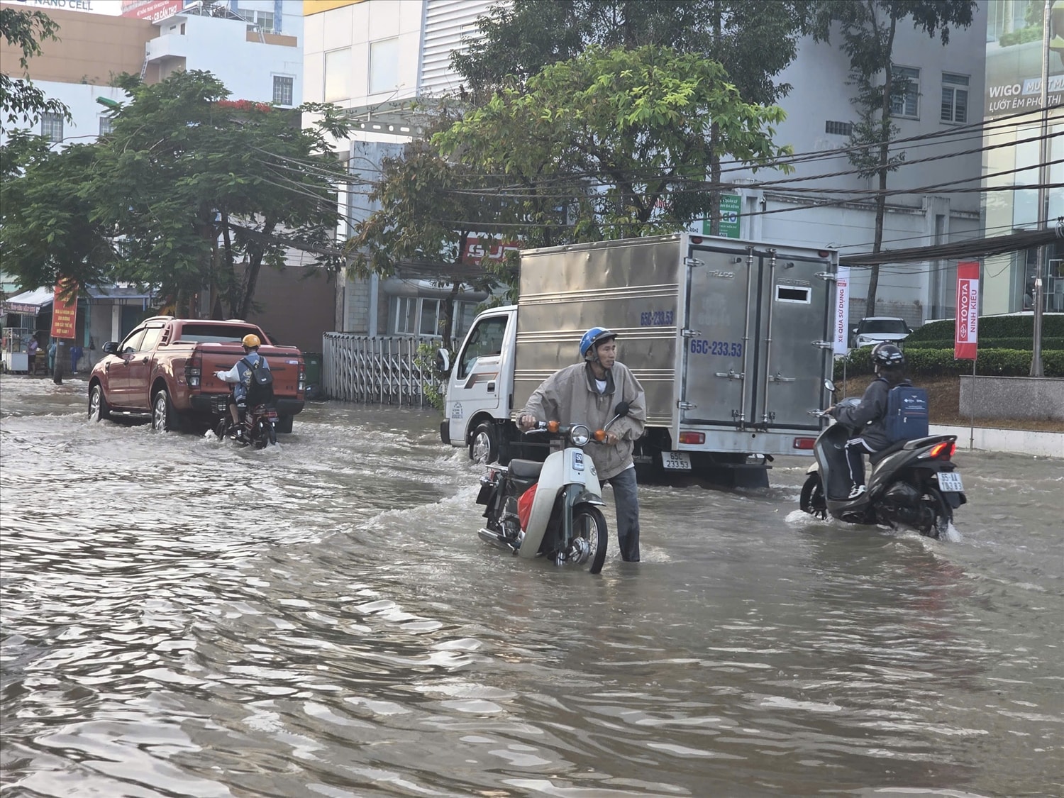 (BÀI PHẢN ÁNH) Triều cường gây ngập sâu: Cuộc sống của mgười dân Cần Thơ đảo lộn, chật vật tát nước và chuyển đồ 1