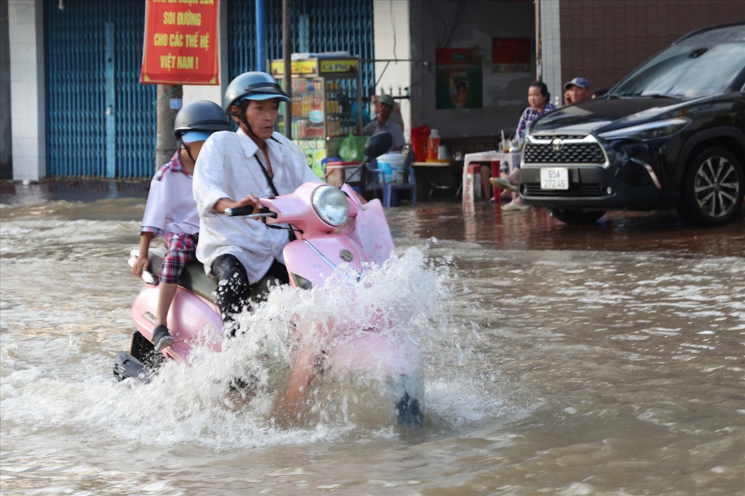 Cuộc sống của mgười dân Cần Thơ đảo lộn bởi triều cường