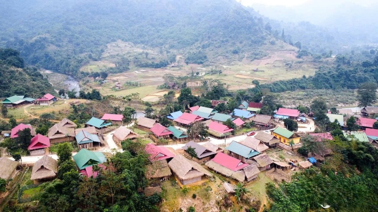 Bản Khe Búng đã khoác áo mới bằng sự hiện diện những nếp nhà vừa được dựng xây - Ảnh: Thành Cường