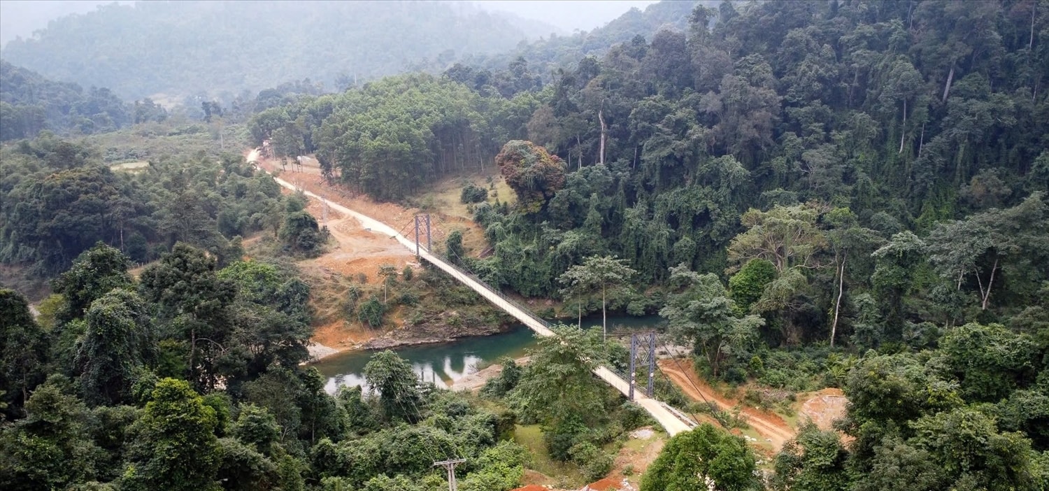 Một trong ba cây cầu treo nối trung tâm xã Môn Sơn với các bản làng người Đan Lai đã hoàn thành và đưa vào sử dụng - Ảnh: Thành Cường