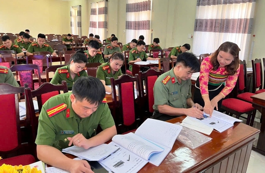 Cán bộ, chiến sĩ Công an xã vùng cao được bồi dưỡng tiếng dân tộc Thái.