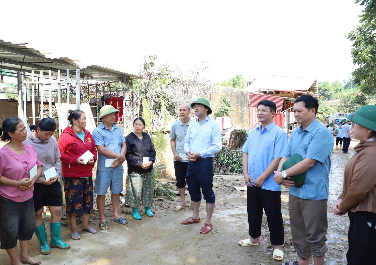 Bí thư Tỉnh uỷ Trịnh Xuân Trường thăm hỏi, tặng quà người dân bị thiệt hại do ngập lụt tại Xã Na Rì trưa ngày 10/10. (Ảnh: FB Trường PTDTNT-THCS Na Rì)
