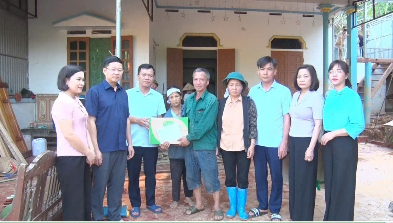 Lãnh đạo tỉnh trao tiền và nhu yếu phẩm hỗ trựo người dân tại xã Hợp Thành.