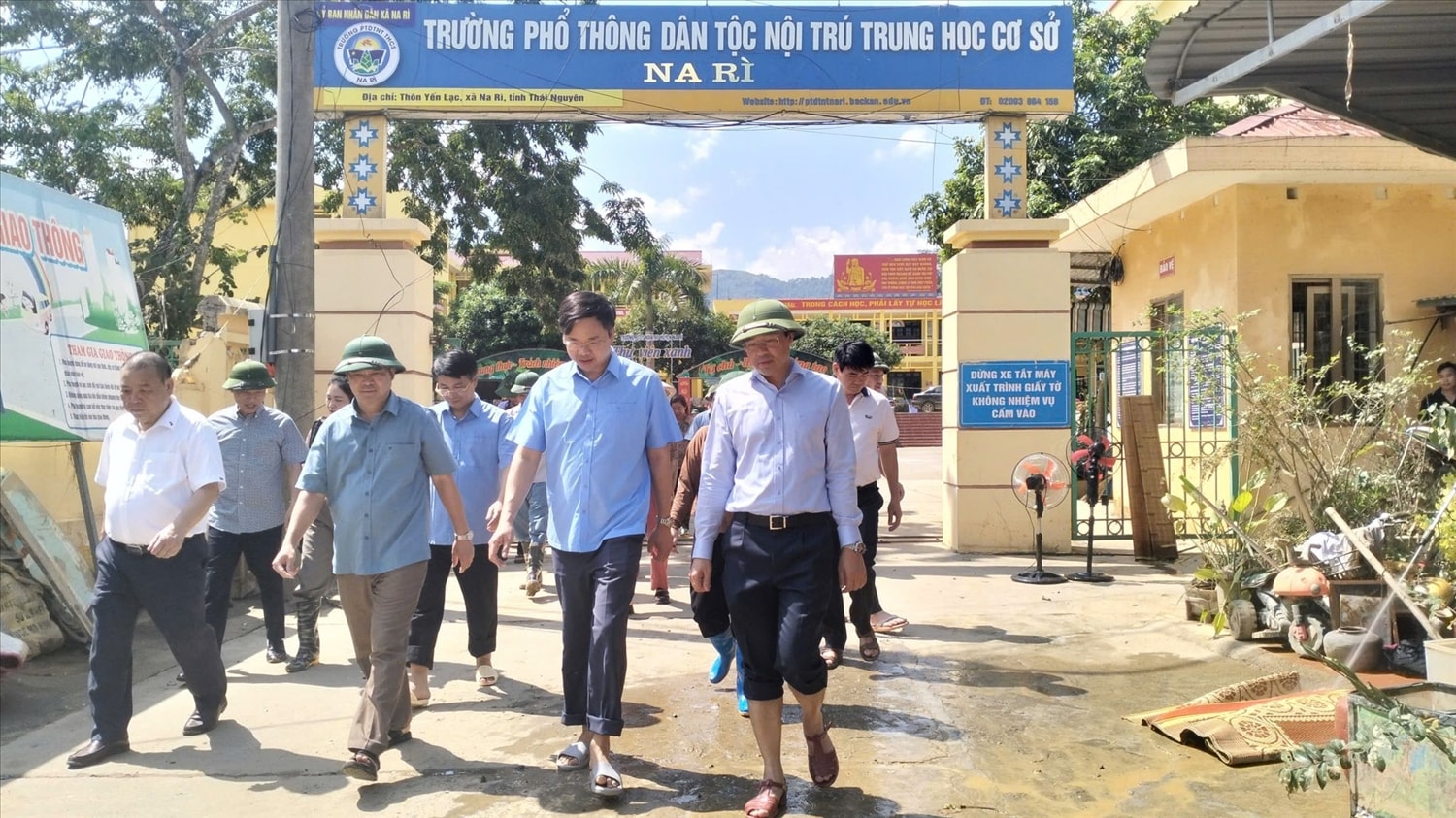 Bí thư Tỉnh ủy Trịnh Xuân Trường đến thăm, động viên Trường PTDTNT-THCS Na Rì trưa ngày 10/10. (Ảnh: FB nhà trường)