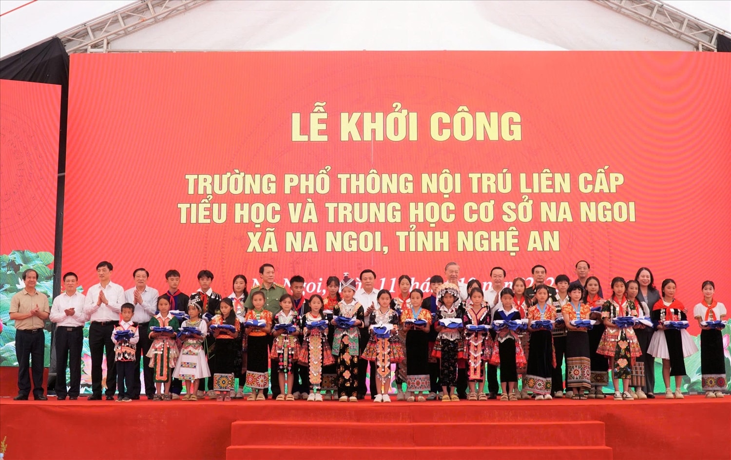 Tổng Bí thư Tô Lâm cùng các đồng chí lãnh đạo Đảng, Nhà nước, bộ, ngành Trung ương, tỉnh Nghệ An trao quà cho các học sinh trên địa bàn xã Na Ngoi - Ảnh: Hồ Lài