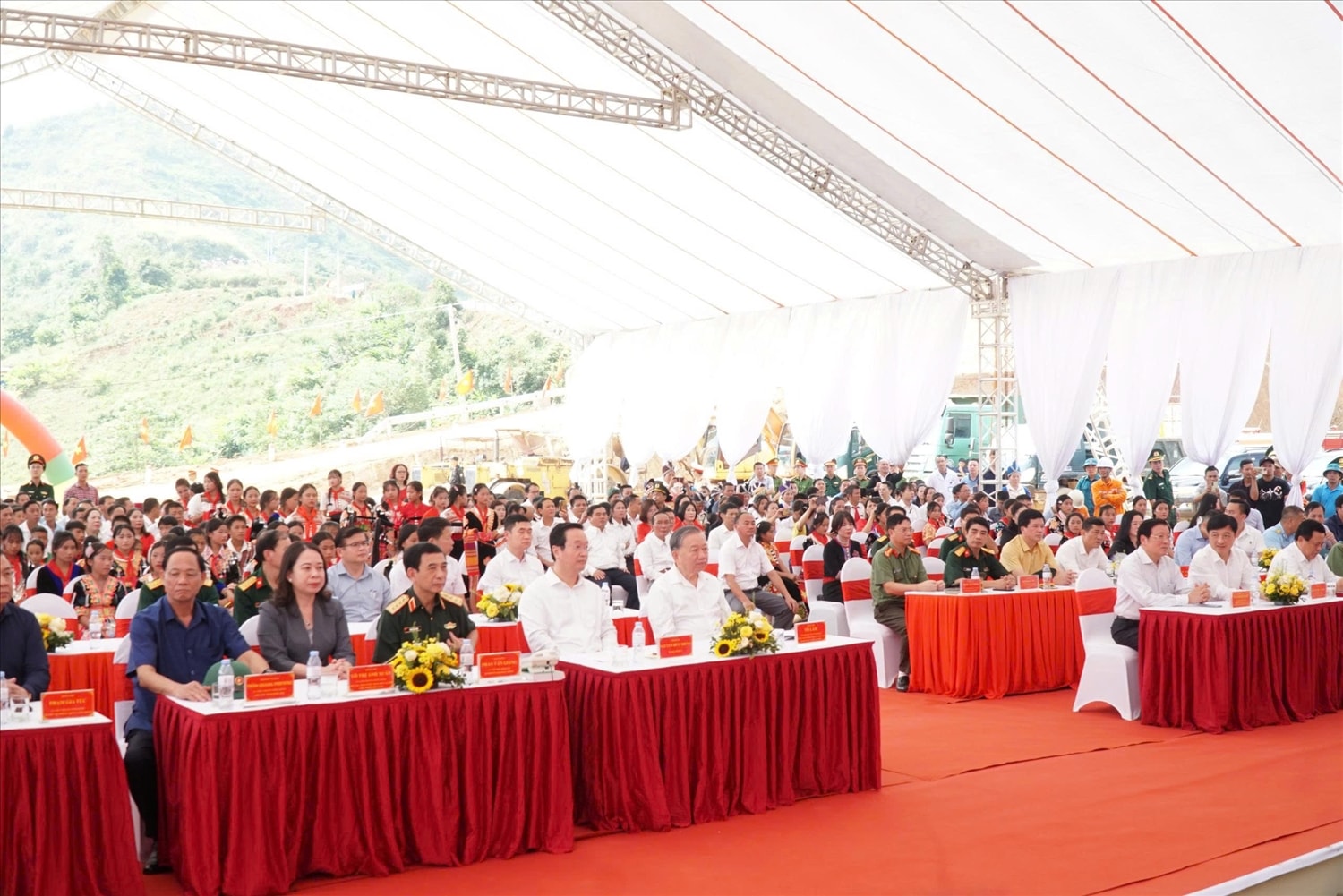 Các đại biểu tham dự lễ khởi công - Ảnh: Hồ Lài
