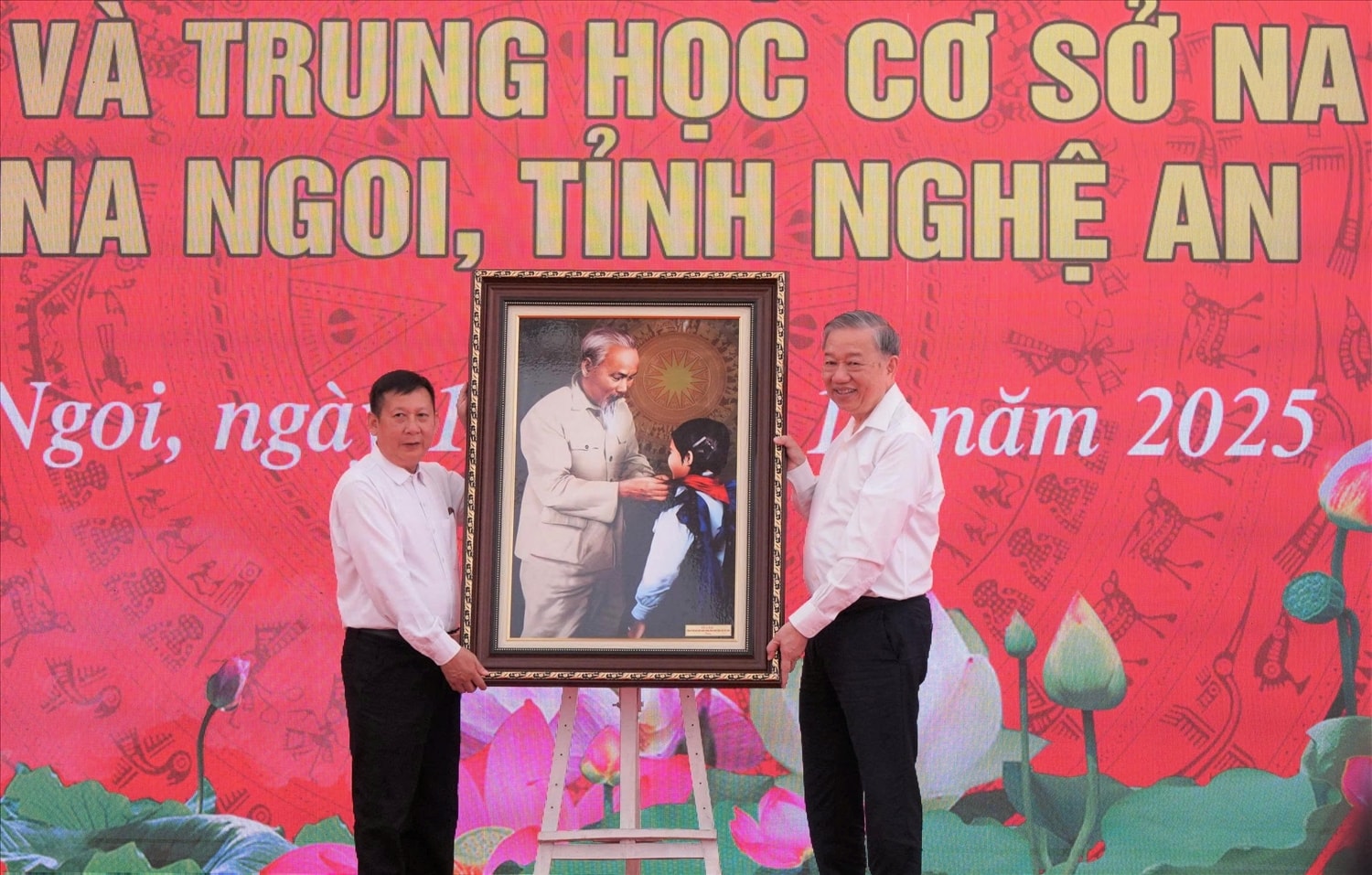 Tổng Bí thư Tô Lâm trao tặng nhà trường bức ảnh “Bác Hồ quàng khăn đỏ cho học sinh” – biểu tượng thiêng liêng thể hiện sự quan tâm của Bác đối với thế hệ trẻ - Ảnh: Hồ Lài