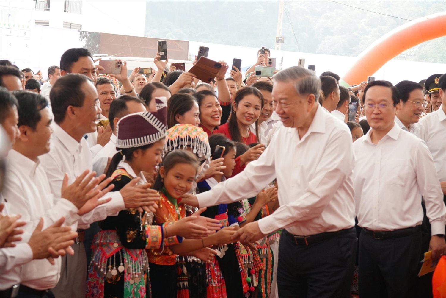 Tổng Bí thư Tô Lâm thăm hỏi, động viên cán bộ, nhân dân, các cháu học sinh tại xã Na Ngoi - Ảnh: Hồ Lài