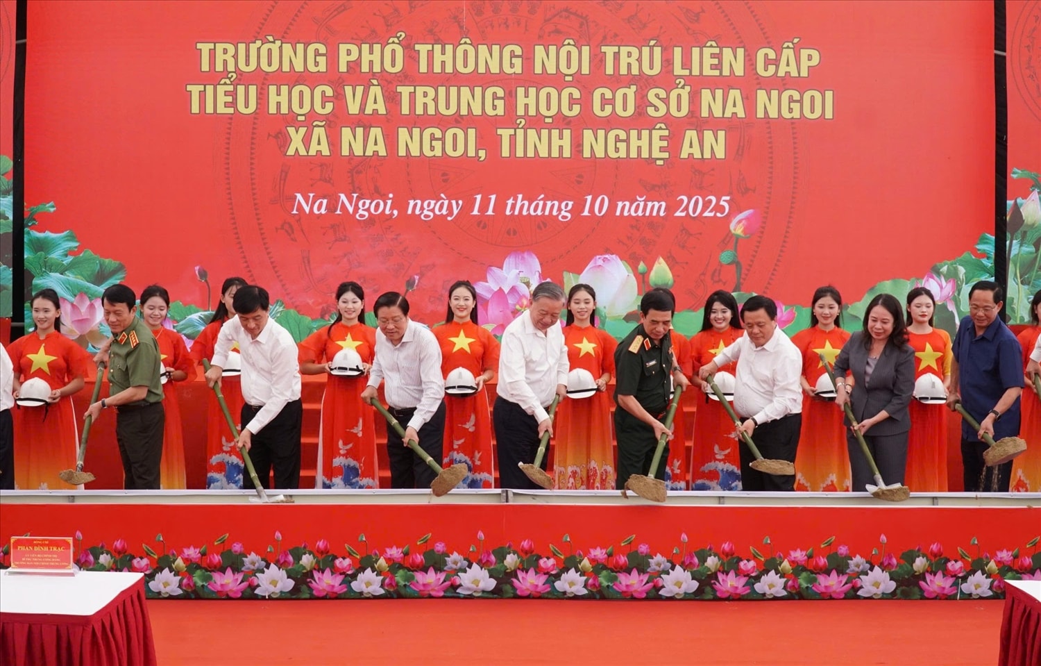ổng Bí thư Tô Lâm cùng các đồng chí lãnh đạo Đảng, Nhà nước, bộ, ngành Trung ương, tỉnh Nghệ An thực hiện nghi thức khởi công xây dựng Trường Phổ thông nội trú liên cấp TH và THCS Na Ngoi - Ảnh: Hồ Lài