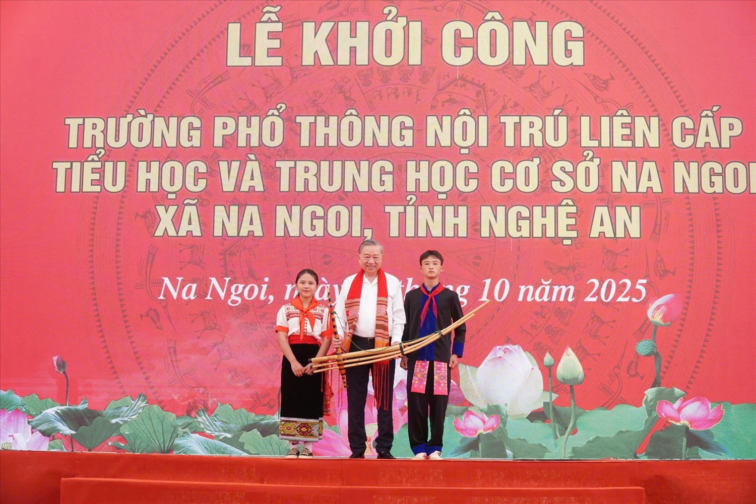 Các em học sinh tặng quà lưu niệm cho Tổng Bí thư Tô Lâm - Ảnh: Hồ Lài