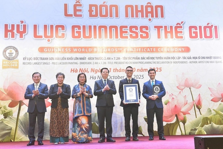 Phó Thủ tướng Mai Văn Chính cùng các đại biểu tại Lễ đón nhận Kỷ lục Guinness Thế giới: Bức tranh sơn mài 'Bác Hồ đọc Tuyên ngôn Độc lập' - Ảnh: VGP/Giang Thanh