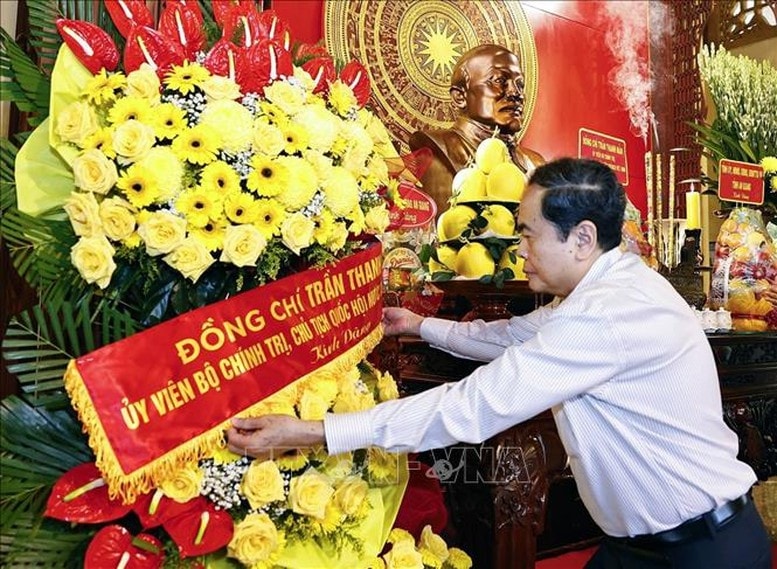 Chủ tịch Quốc hội Trần Thanh Mẫn dâng hương, dâng hoa tại Đền thờ Chủ tịch Tôn Đức Thắng - Ảnh: TTXVN Chủ tịch Quốc hội Trần Thanh Mẫn dâng hương, dâng hoa tại Đền thờ Chủ tịch Tôn Đức Thắng - Ảnh: TTXVN