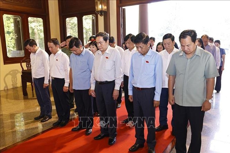 Chủ tịch Quốc hội Trần Thanh Mẫn cùng các đại biểu tưởng nhớ Chủ tịch Tôn Đức Thắng - Ảnh: TTXVN Chủ tịch Quốc hội Trần Thanh Mẫn cùng các đại biểu tưởng nhớ Chủ tịch Tôn Đức Thắng - Ảnh: TTXVN