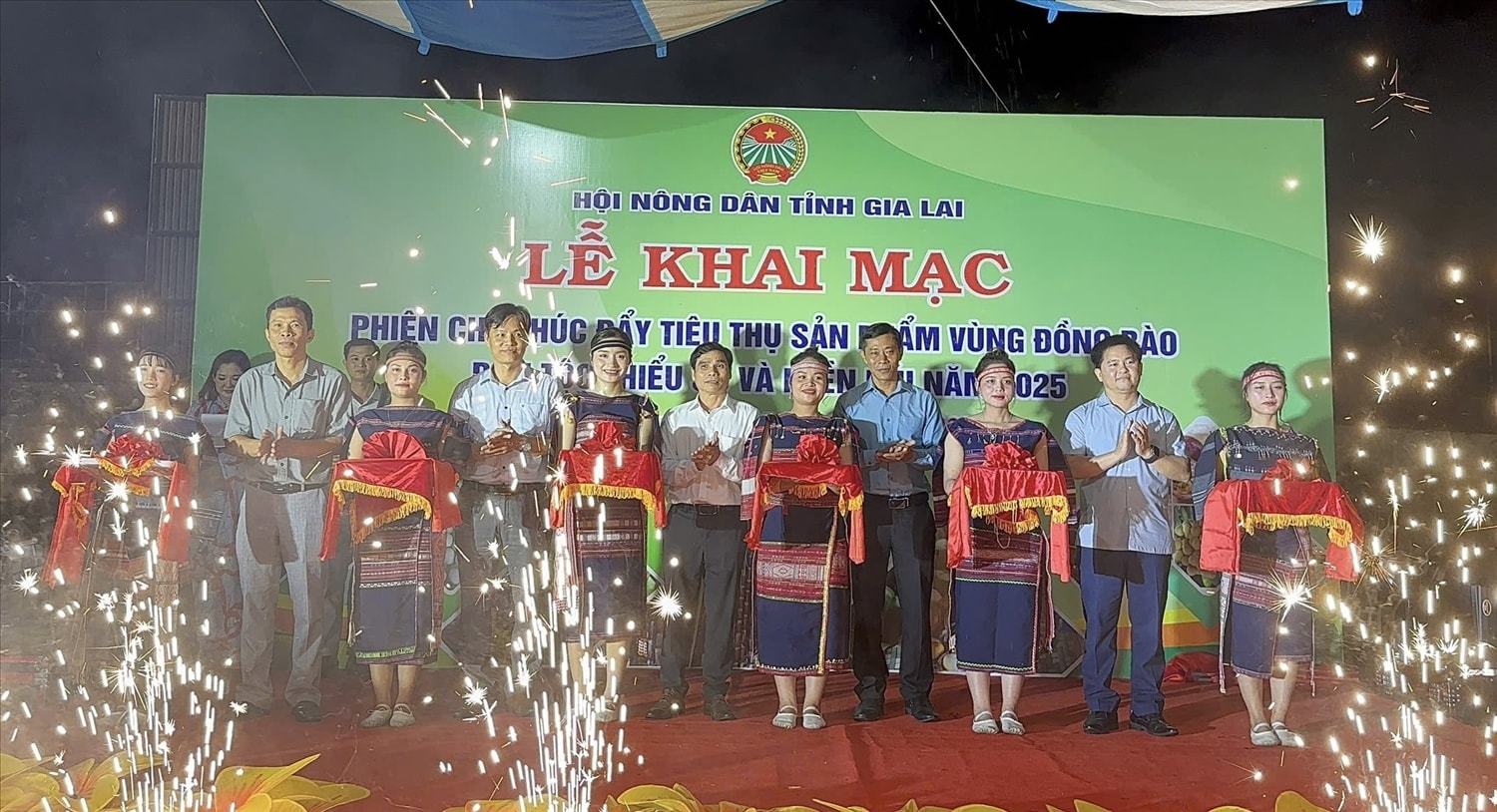 Các đại biểu cắt băng khai mạc phiên chợ Các đại biểu cắt băng khai mạc phiên chợ
