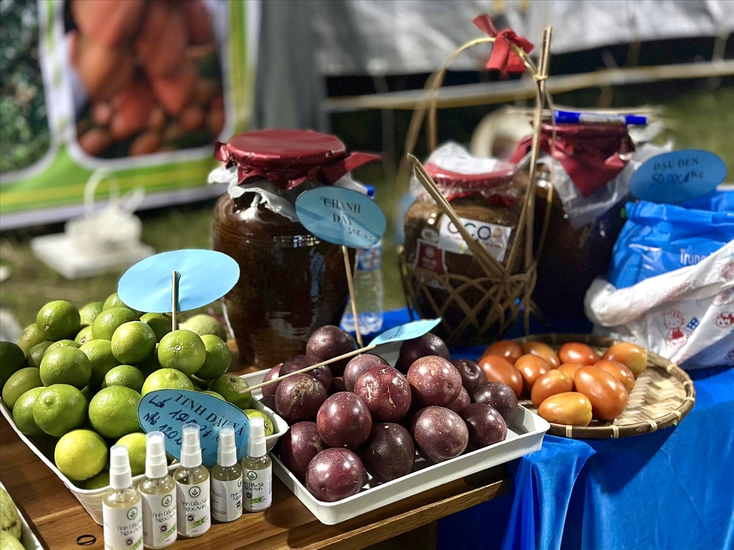 Các gian hàng mang đến những sản phẩm nông sản đặc trưng, sản phẩm an toàn, chất lượng tham gia tại phiên chợ Các gian hàng mang đến phiên chợ những sản phẩm nông sản đặc trưng, sản phẩm an toàn, chất lượng